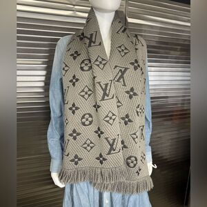 Louis Vuitton Logomania Fringe Reversible Gray Monogram Scarf
